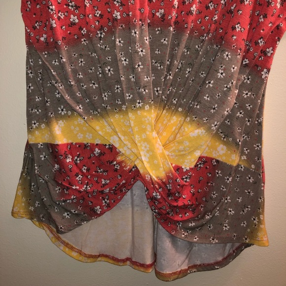 🌸FLORAL TOP - Picture 2 of 5